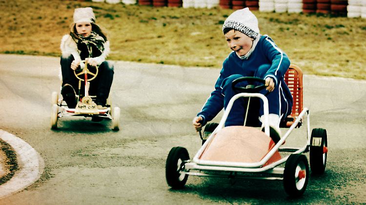 Mit dem Kettcar erlebten Kinder schon zu Zeiten des analogen Farbfilms, wie es sich anfühlt, ein Auto zu steuern.