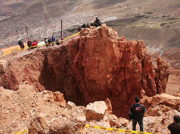 Auch Anfang 2011 brachen plötzlich Hohlräume in sich zusammen - ein 18 Meter tiefer Krater bildete sich.