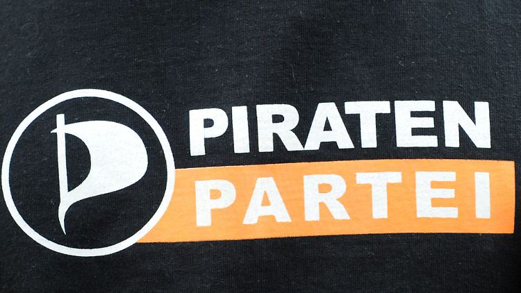 Die Piraten kämpfen damit, dass sie ein Sammelbecken für Politikverdrossene aller Art geworden sind. Ein ehemaliges NPD-Mitglied muss der Landesverband Mecklenburg-Vorpommern zunächst aber weiter dulden.