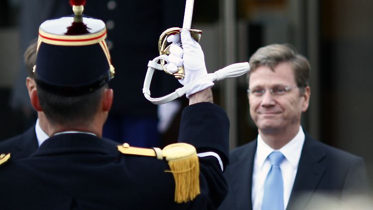 Soldaten begrüßen Westerwelle in Paris.
