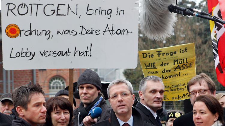 Rund 80 Atomkraftgegner empfingen Minister Röttgen vor der Asse in Wolfenbüttel.