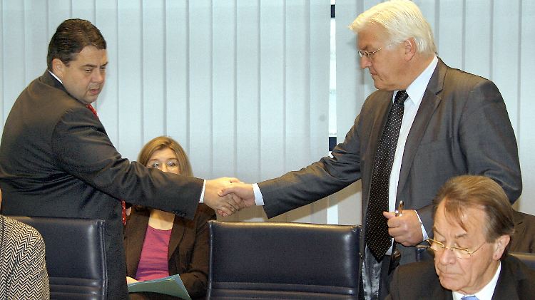 Parteifreunde: Der desginierte SPD-Chef Gabriel begrüßt Fraktionschef Steinmeier zu Beginn der Sitzung.