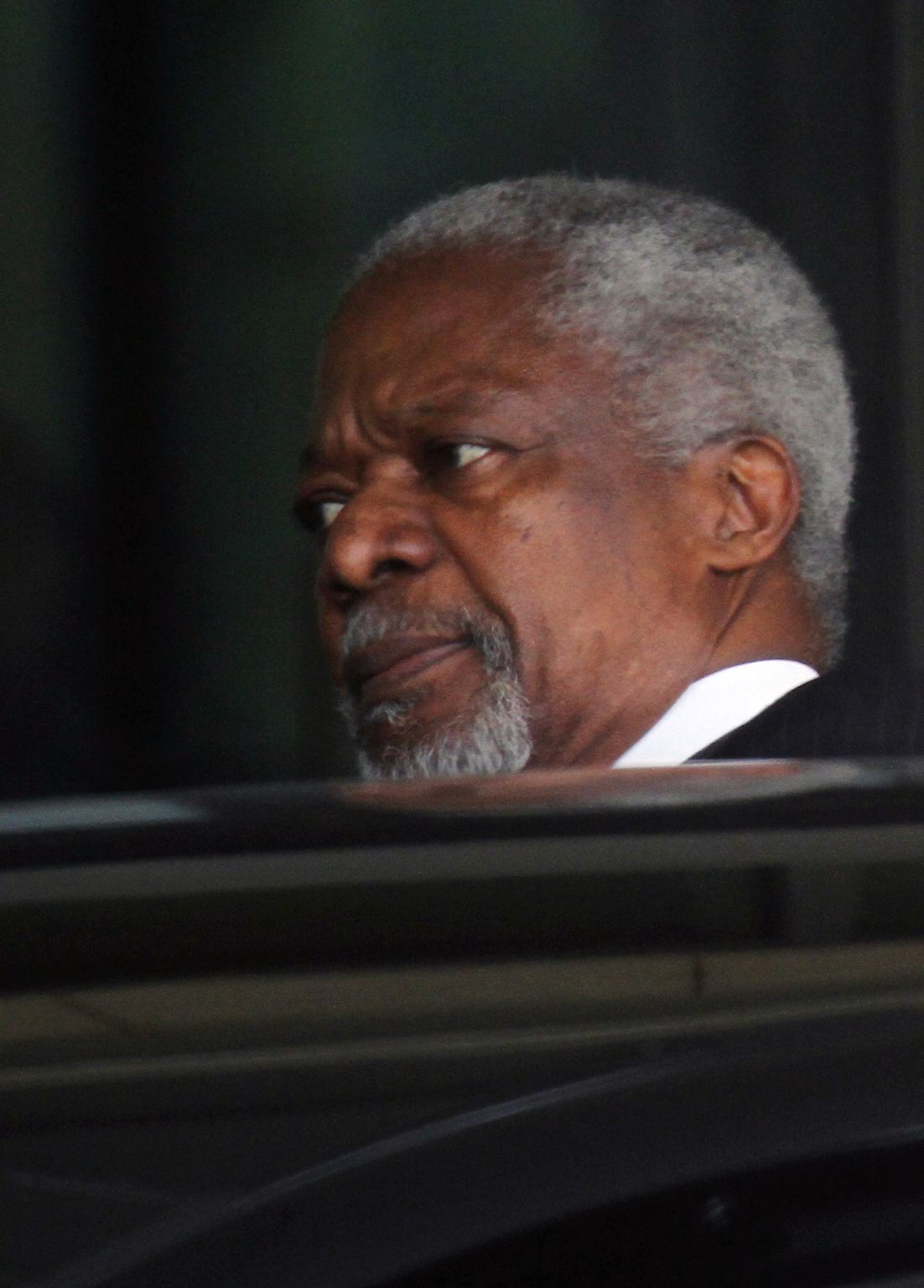 Der ernste, fast düstere Blick verrät: Sonderbotschafter Kofi Annan ist auf einer schwierigen Mission. Obwohl der ehemalige UN-Generalsekretär und Friedensnobelpreisträger durch hunderte Krisengespräche in aller Welt gestählt ist: ...