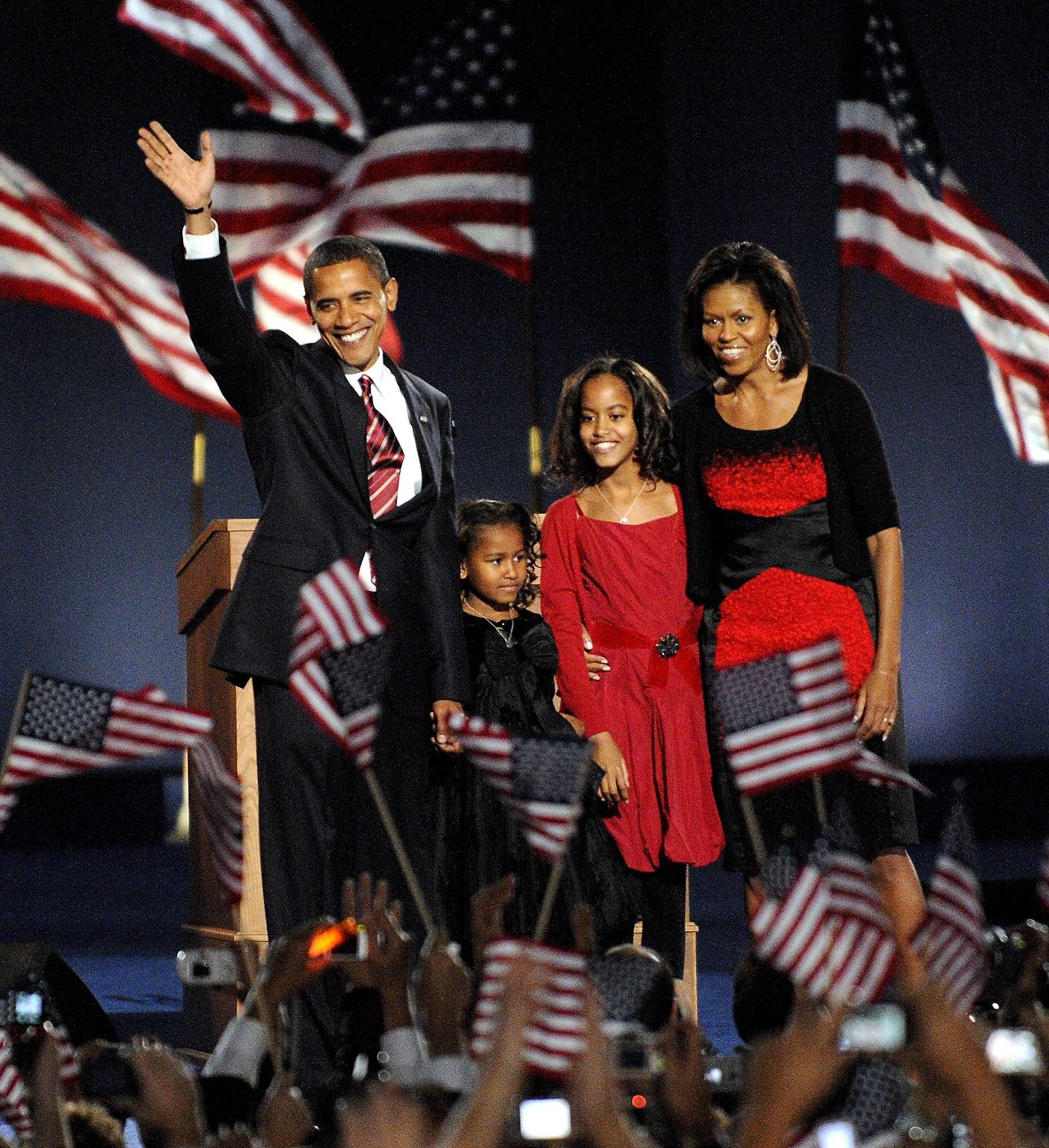 Als Barack Obama in der Nacht des 4. November 2008 mit seiner Frau Michelle und den Töchtern Malia und Sasha die Tribüne im Grand Park in Chicago betrat, flossen viele Tränen.