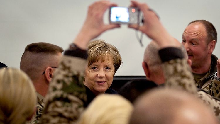 Im Camp "Marmal" in Masar-i-Scharif trifft Merkel dort stationierte Bundeswehrsoldaten. Vor der Truppe betont sie, dass diese bis 2014 abziehen kann.
