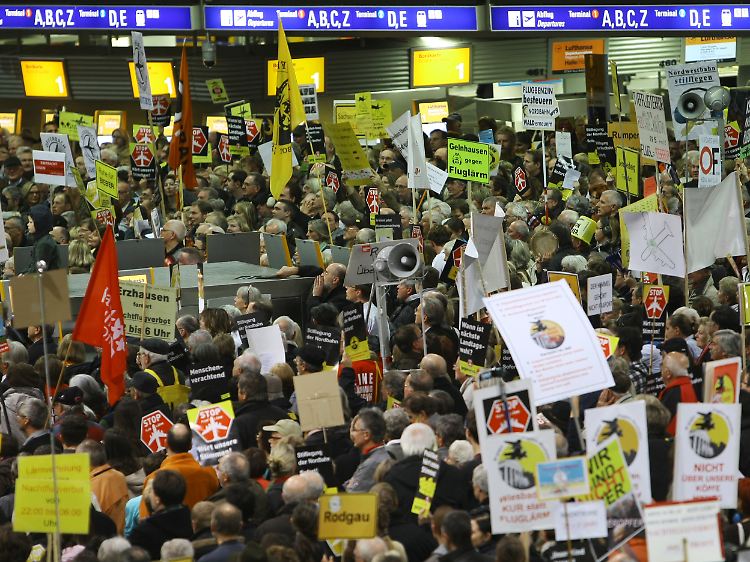 Jeden Montag demonstrieren Opfer des Fluglärms im Frankfurter Flughafen.
