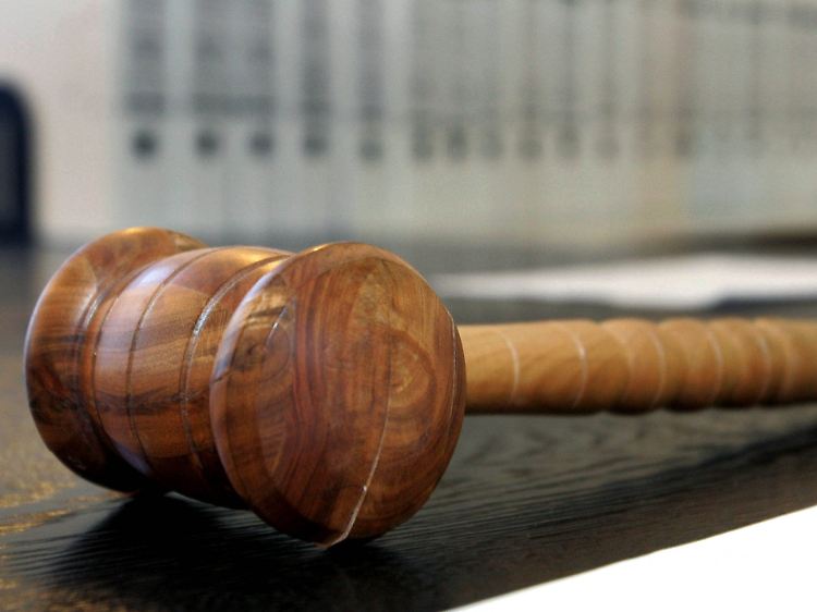 Das Gericht verurteilt die Angeklagten zu acht und fünf Jahren Gefängnis.