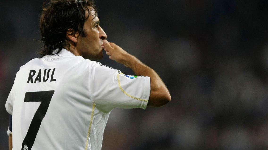 Mit 33 Jahren sucht sich Raul, lebende Real-Madrid-Legende, noch einmal einen neuen Verein - und wird offenbar in Gelsenkirchen fündig. Wo auch sonst?