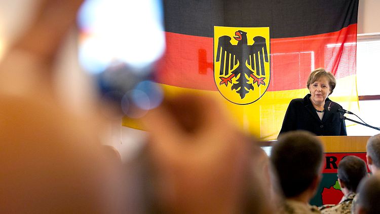 Merkel spricht zu Soldaten in Masar-i-Scharif.