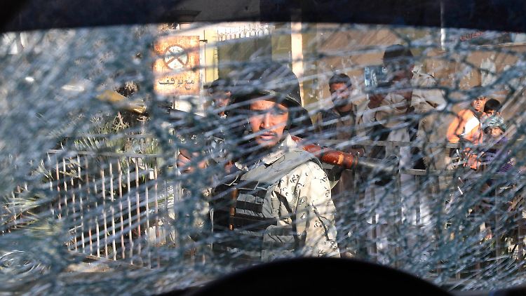 Nach einem Anschlag auf ein Fahrzeug der afghanischen Polizei in Jalalabad.