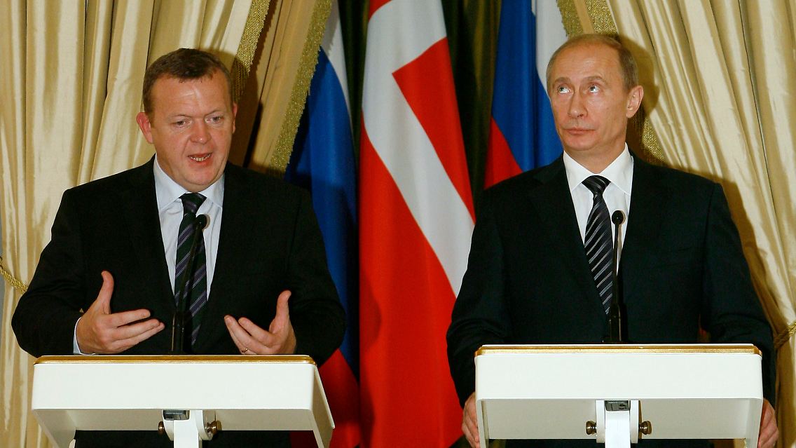 "Väterchen Frost": Russlands Regierungschef Putin (r.) macht seinem dänischen Amtskollegen Rasmussen Vorschläge für ein warmes Weihnachtsfest.
