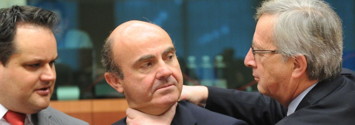 Ist es ein Scherz oder sind es die Nerven? Spaniens Wirtschaftsminister Luis de Guindos ist sich bei Juncker nicht ganz sicher.