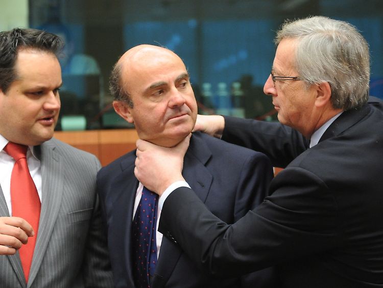 Ist es ein Scherz oder sind es die Nerven? Spaniens Wirtschaftsminister Luis de Guindos ist sich bei Juncker nicht ganz sicher.