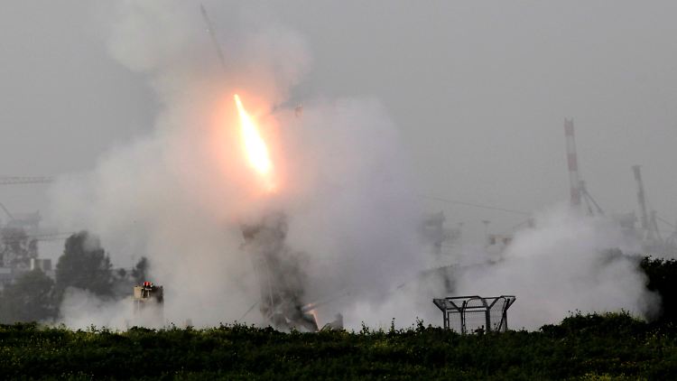 Die Israelis feuern eine "Iron Dome"-Rakete bei Ashdod ab.