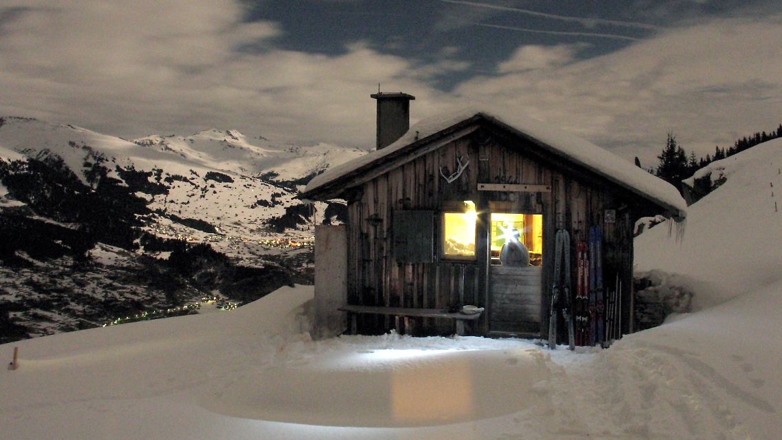 Verschneite Berghütte im Schweizer Obersaxen.