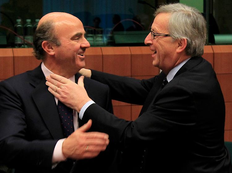 Nein, Eurogruppen-Chef Juncker will dem spanischen Wirtschaftsminister de Guindos nicht an den Kragen.
