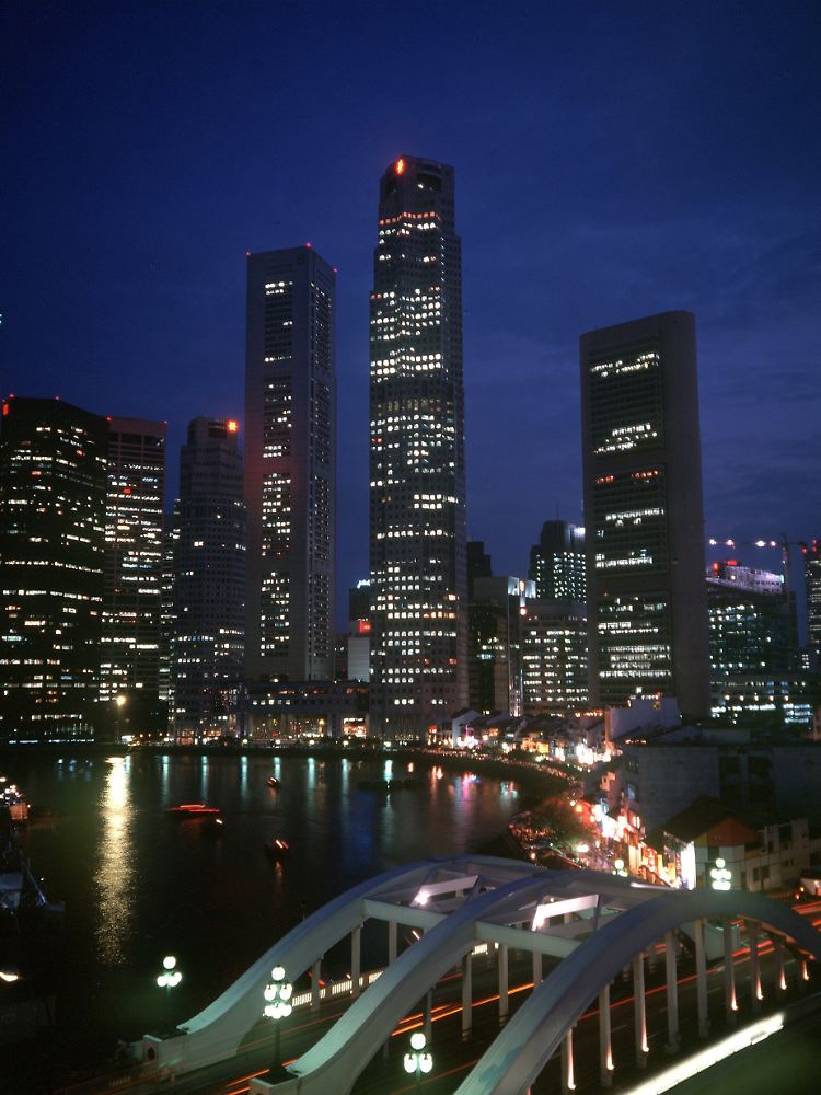 Hochhäuser des Banken- und Geschäftszentrums von Singapur, davor der Clarke- und Boat Quay - eine historische Uferpromenade mit vielen Restaurants und Lokalen.