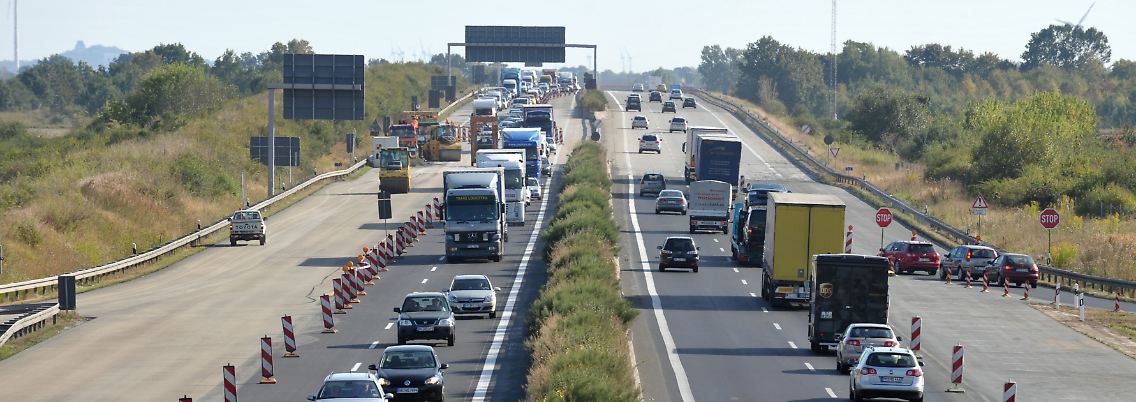 Die A 9 wird teilweise saniert und mit Bitumen überzogen, da die Betondecke der Straße Schäden aufweist.