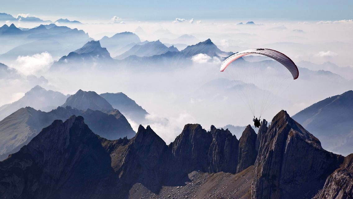 Oder gleich mit dem Gleitschirm über die Alpen - da interessieren die Pässe nicht so sehr. (Paraglider über den Schweizer Alpen bei Unterwasser)