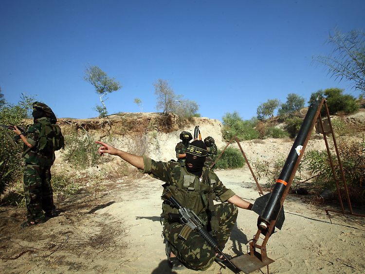 Kämpfer des Islamischen Dschihad feuern selbstgebaute Raketen aus dem Gazastreifen nach Israel (Archivbild vom 13. Oktober 2009).