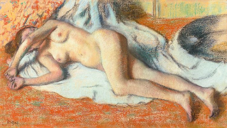 Eine Reproduktion zeigt das Gemälde "Femme s'essuyant" von Edgar Degas aus dem Jahr 1885. Es ist Teil der Ausstellung "Degas et le nu", die bis zum 1. Juli im Pariser Musée d'Orsay zu sehen ist.