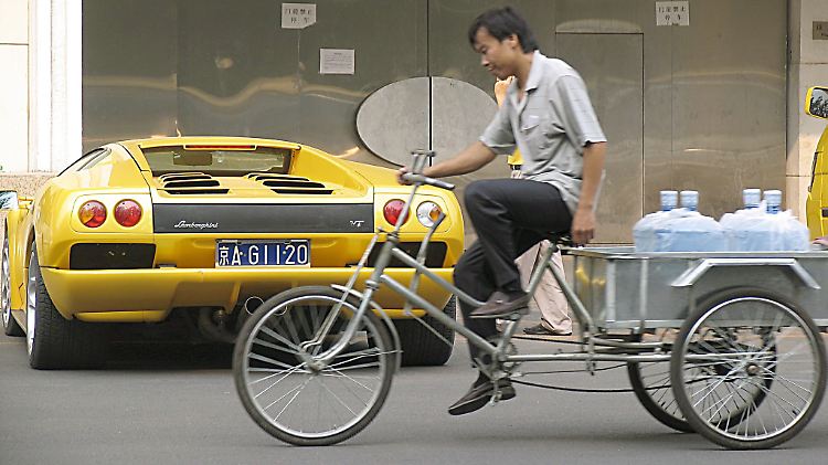 Die Kluft zwischen Arm und Reich in China wächst - genauso wie die Angst vor sozialen Unruhen.