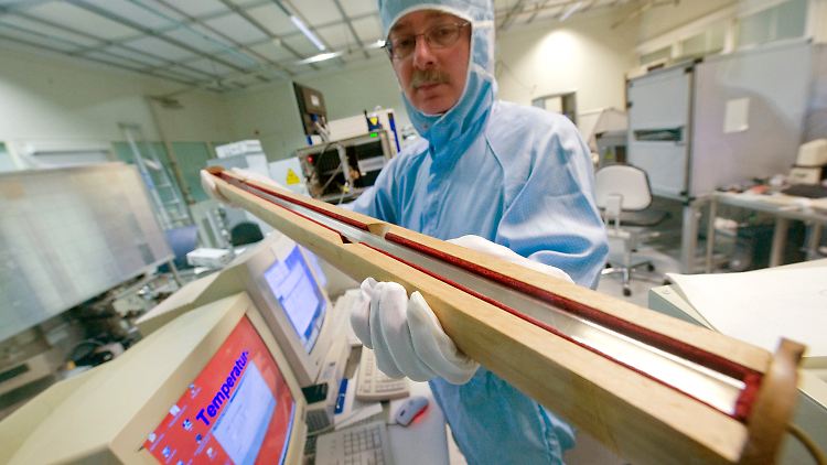 Ein Wissenschaftler der Physikalisch-Technischen Bundesanstalt (PTB) in Braunschweig hält eine Kopie des Pariser "Ur-Meters" in den Händen.