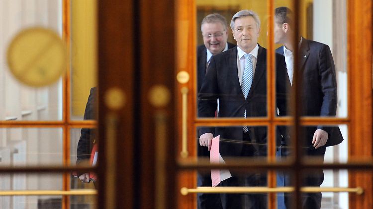 Klaus Wowereit auf dem Weg zur Pressekonferenz.