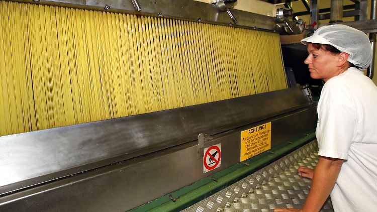 Spaghetti-Herstellung: Die Eierpreise sind in die Höhe geschnellt. Hersteller von Nudeln und Backwaren spüren dies.
