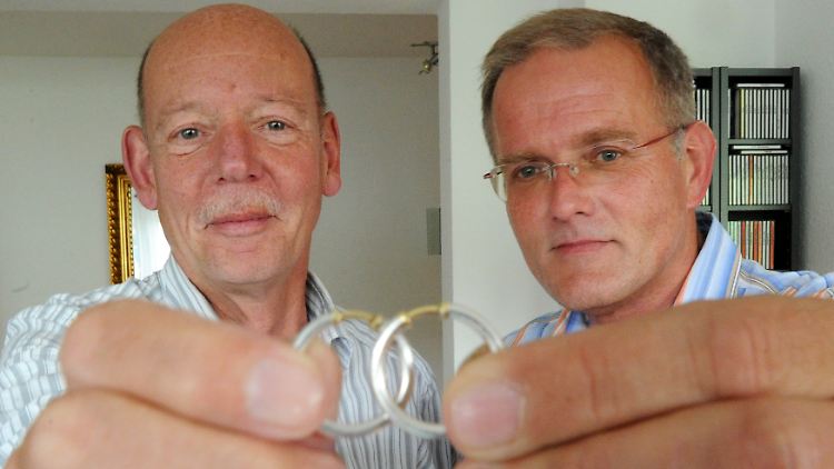Heinz Haare und Reinhard Lüschow freuen sich über ihre eingetragene Lebensgemeinschaft.