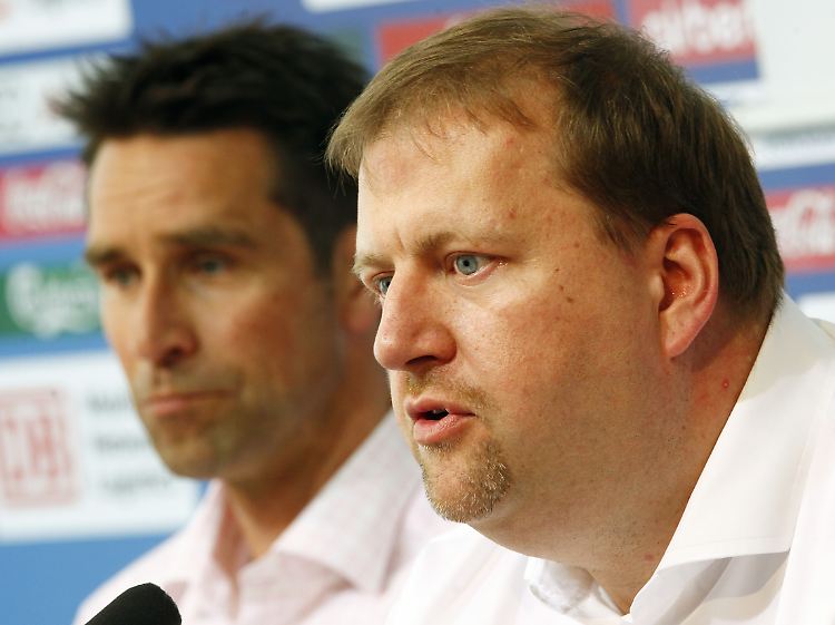 Ingo Schiller (r.) ist Herthas Finanzchef - ein Posten, um den ihm im Fußball wohl nur wenige beneiden.