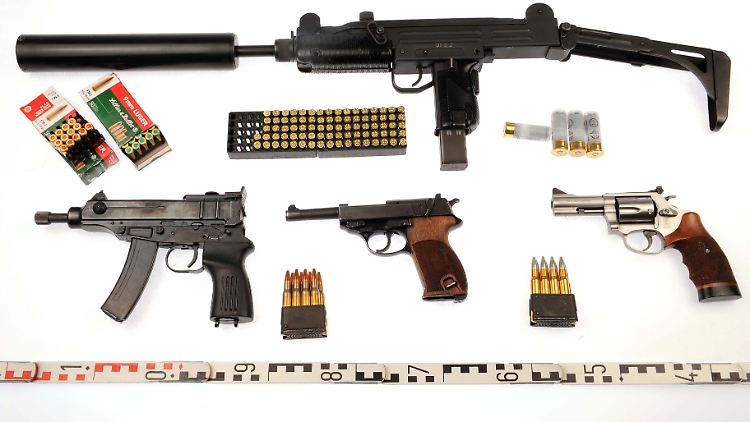 Die Aufnahme zeigt Waffen, die bei bei Ermittlungen der Polizei in der Flensburger Rockerszene sichergestellt wurden.