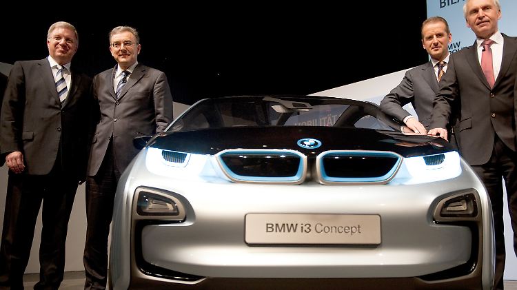 Die BMW-Spitze am i3-Konzept: Produktionsvorstand Frank-Peter Arndt, BMW-Chef Norbert Reithofer, Einkaufsvorstand Herbert Diess und Finanzvorstand Friedrich Eichiner (v.l.n.r.).