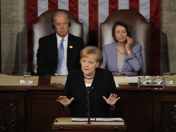 Merkel sprach von ihrer eigenen Kindheit in der Diktatur der DDR, von der deutschen Schuld und dem Schrecken des Holocaust und von dem großen Moment der Befreiung und der Freiheit, als Deutschland wiedervereinigt wurde.