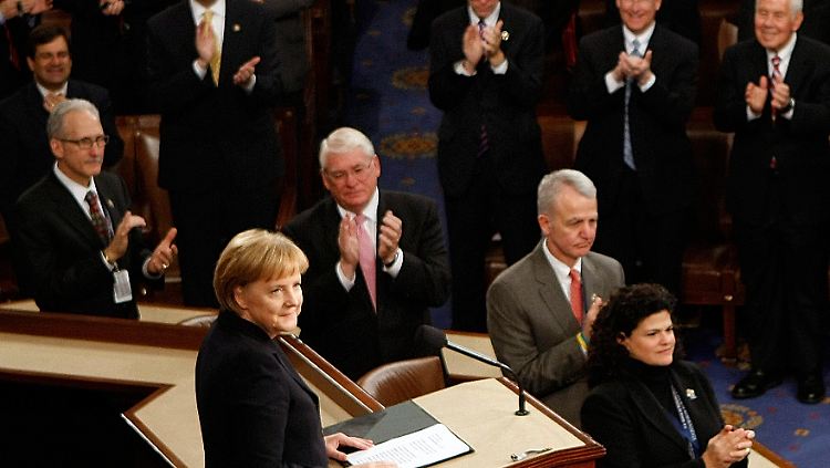 Vom besonderen Moment im ehrwürdigen Kongress gerührt, bedankte sich Merkel zu Beginn ihrer Rede auf Englisch.
