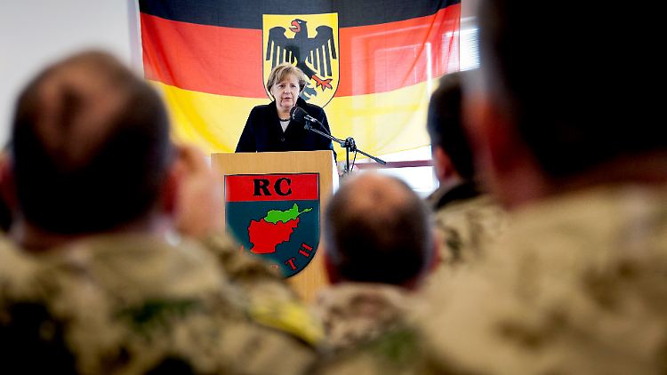 Truppenbesuch in Afghanistan: Bundeskanzlerin Merkel hält  im Camp Marmal in Masar-i-Scharif eine kurze Ansprache an die dort stationierten Bundeswehrsoldaten.
