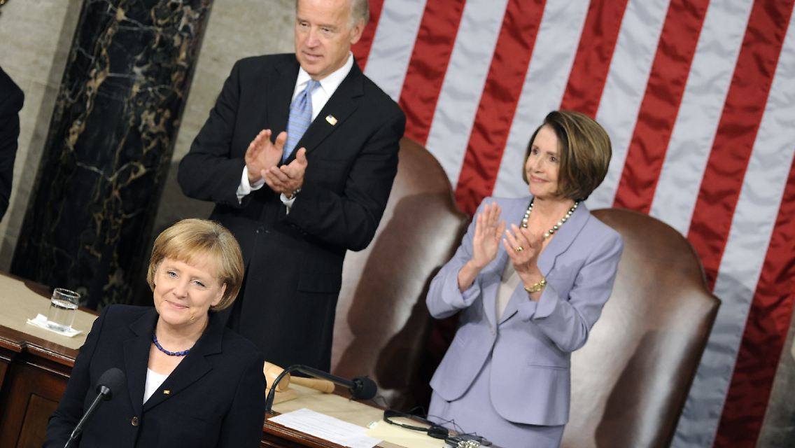 Vizepräsident Joe Biden, hinten links, und Nancy Pelosi applaudieren der Bundeskanzlerin.