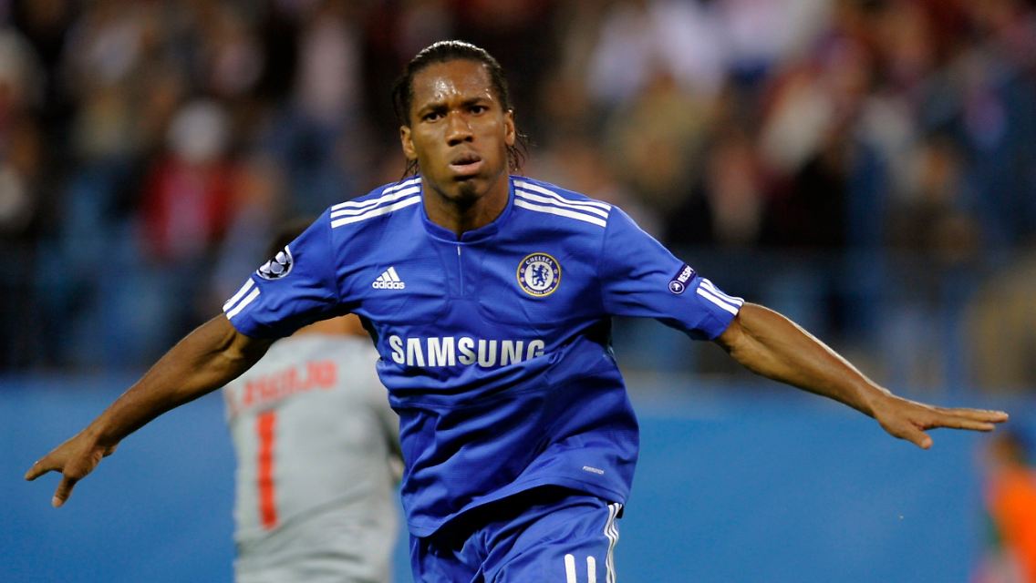 Didier Drogbas Doppelschlag bringt Chelsea in die K.o.-Runde.
