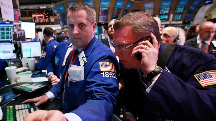 Bloß nicht im Weg stehen: Kurz vor Feierabend kommt an der Wall Street Hektik auf.