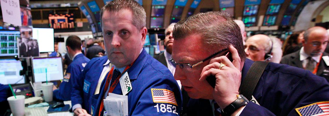 Bloß nicht im Weg stehen: Kurz vor Feierabend kommt an der Wall Street Hektik auf.