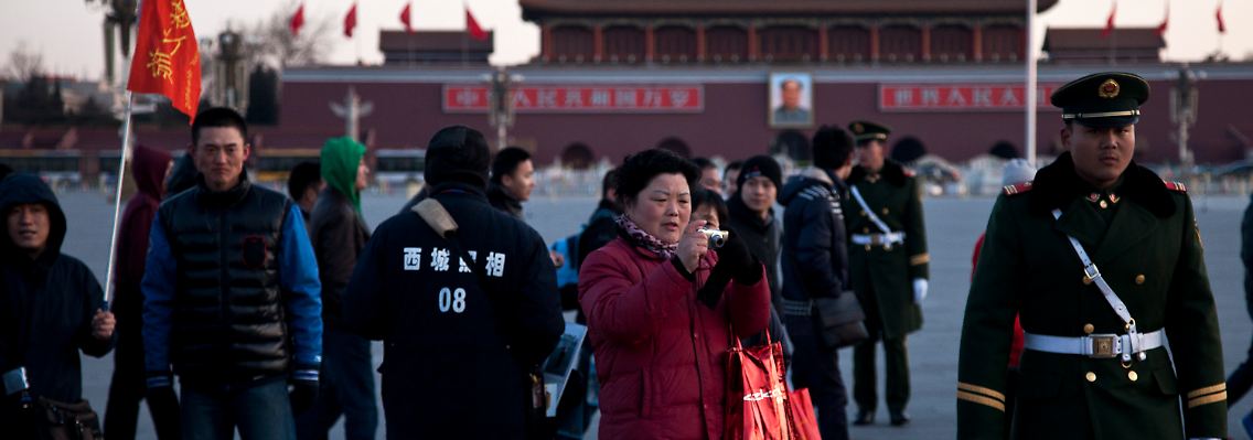Besucher und Polizisten auf dem Tiananmen-Platz.
