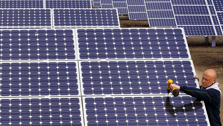 Die Solarindustrie fürchtet durch die Kürzung der Photovoltaik-Subventionen um ihre Existenz und will Verfassungsbeschwerde einlegen.