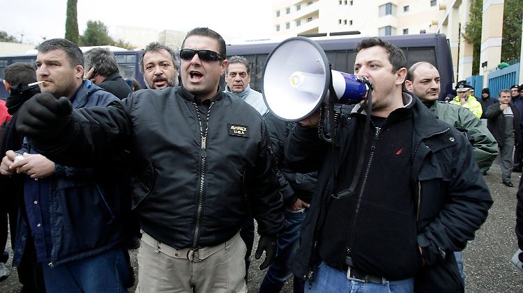 Proteste vor einem Ministerium in Athen: Für die griechische Bevölkerung bedeuten die Sparmaßnahmen oft harte Einschnitte.