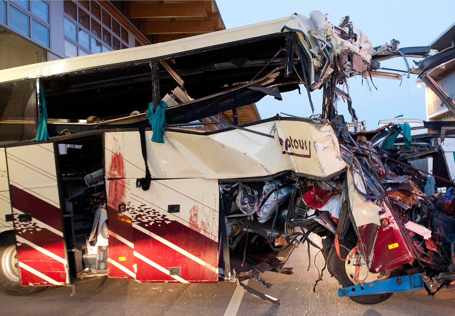 Bei einem schweren Verkehrsunfall eines belgischen Reisebusses in der Schweiz kommen 28 Menschen  ums Leben.