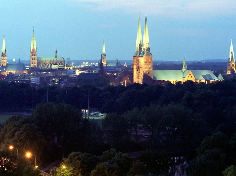 Die sieben Türme Lübecks (zu sehen sind nur sechs, da ein Turm der Marienkirche den anderen verdeckt).