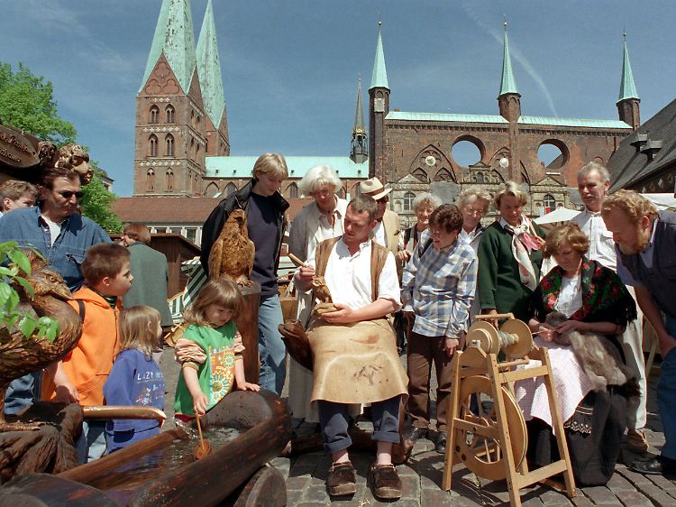Markt vor der Lübecker Marienkirche und dem Rathaus.