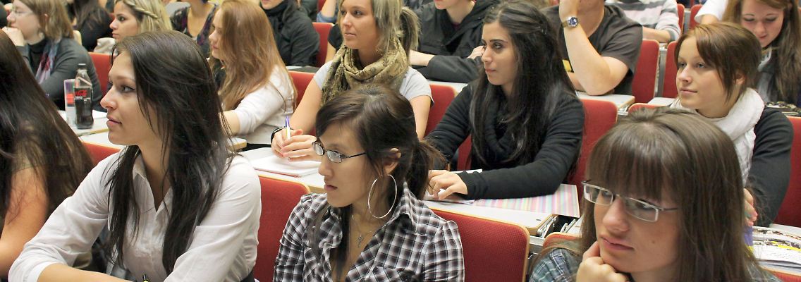 Mehr Frauen als Männer studieren mittlerweile Jura und Wirtschaftswissenschaften.