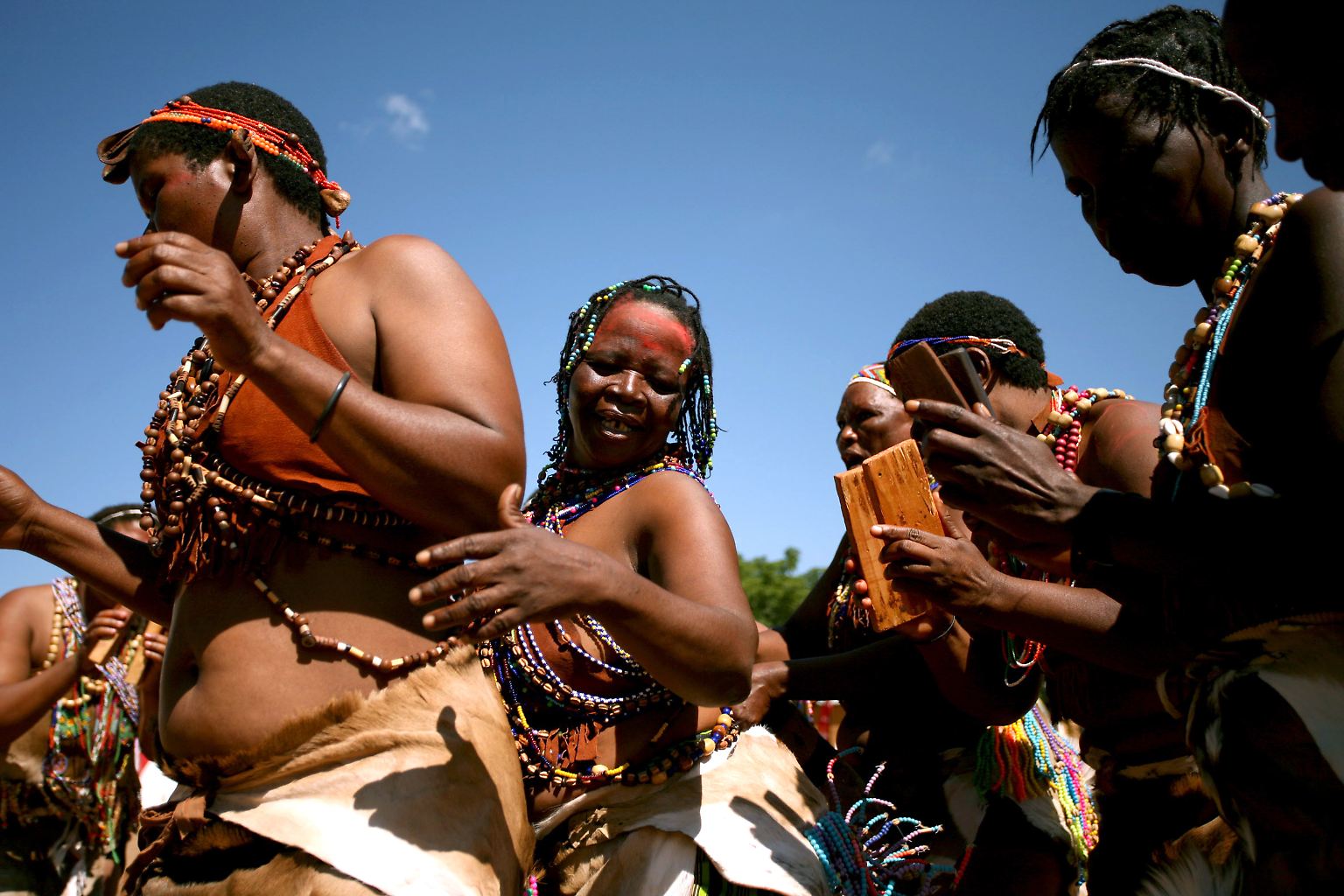 Als weltweit ältestes Urvolk gelten die San. Der Begriff steht für eine Reihe ethnischer Gruppen, die in der Kalahari-Wüste des südlichen Afrika leben.