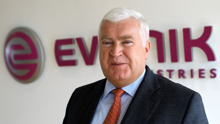 Klaus Engel, Vorstandschef von Evonik hat allen Anlass in der Essener Firmenzentrale zu posen. 