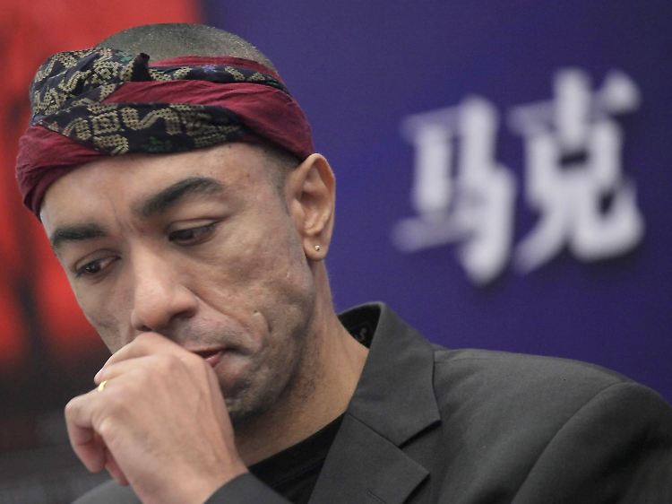 Mark Okoth Obama Ndesandjo bei der Buchvorstellung in Kanton (Guangzhou).
